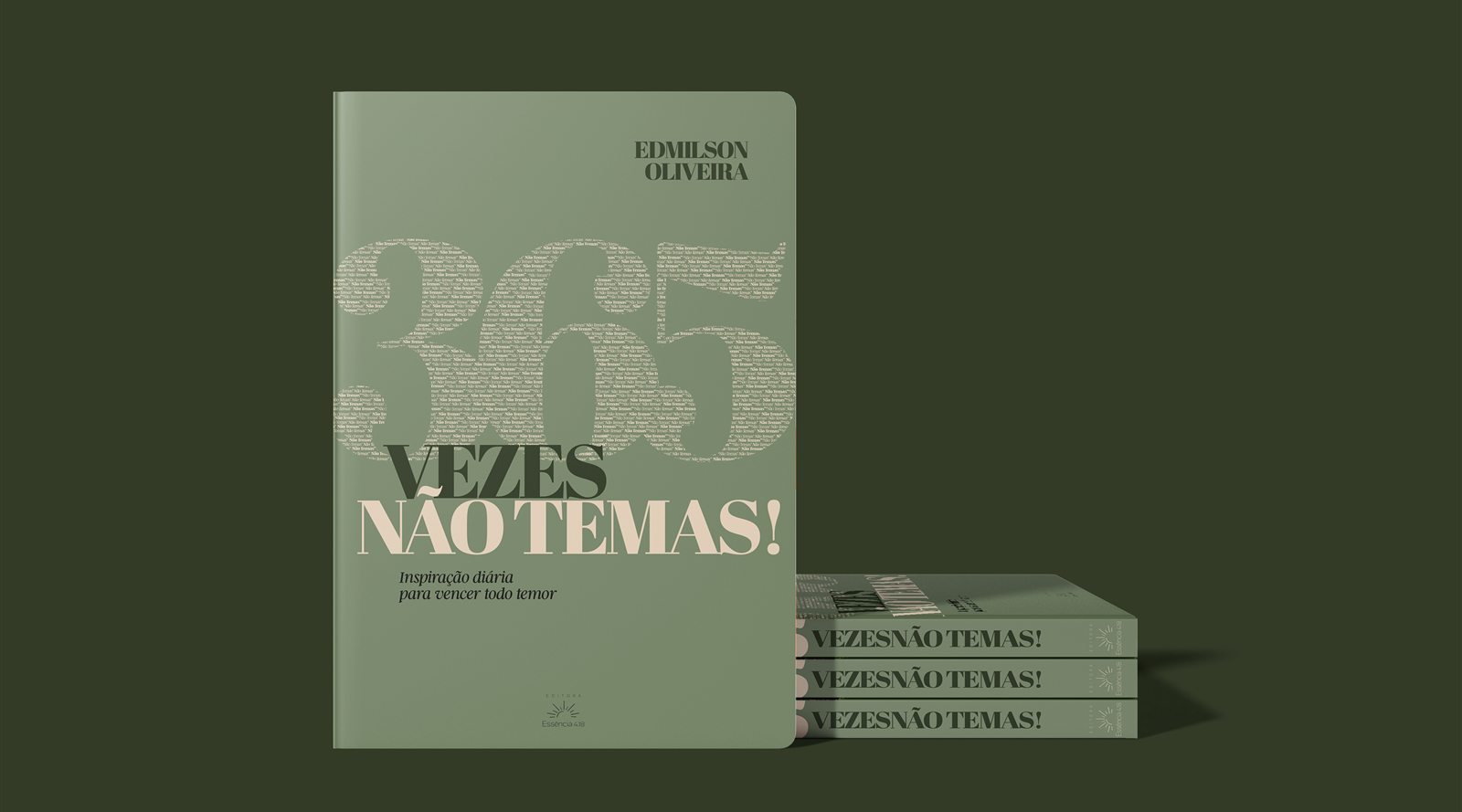 O livro 365 Vezes Não Temas! em pé, ao lado de três exemplares empilhados